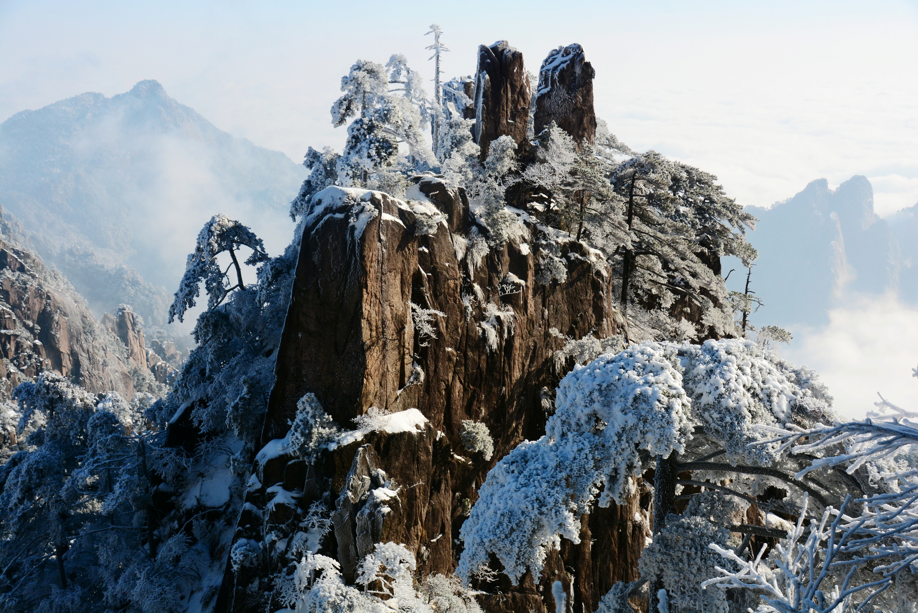 黄山之巅中外游客争睹冬雪与云海