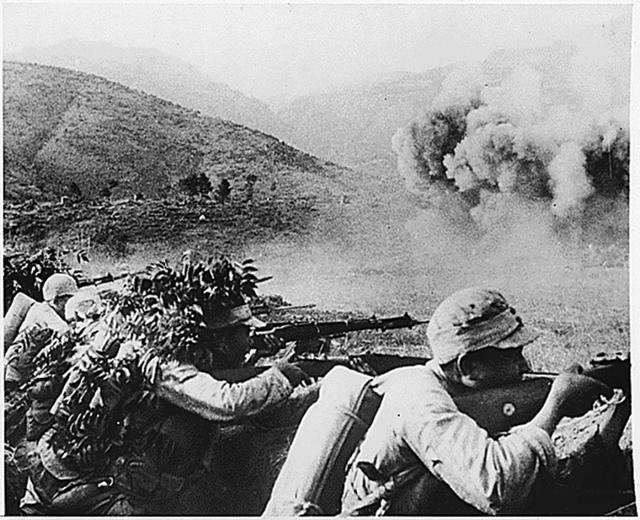 松山战役松山战场炮火1944年,日军沿着滇缅公路进犯滇西,在怒江惠通桥