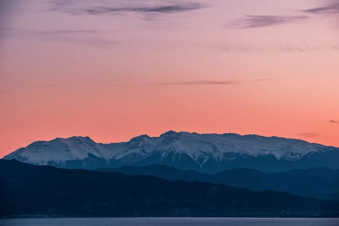 每日最美壁纸丨雪山和星空