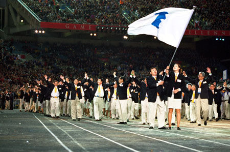 2000年悉尼奥运会上,朝韩两国运动员举朝鲜半岛旗携手入场(资料图)