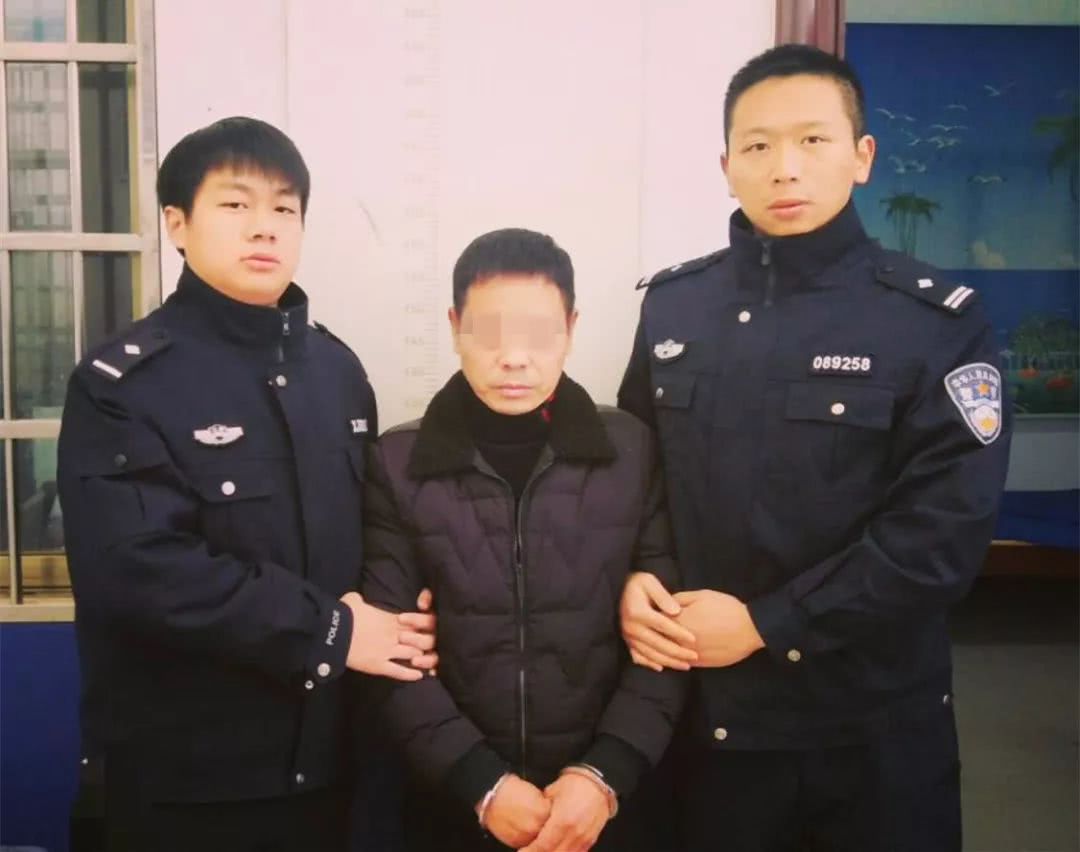 上饶一男子手持镰刀暴力抗法,与警察对峙,终被