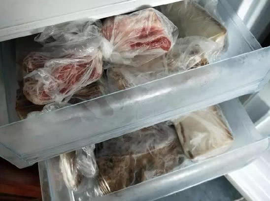 就算现在有冰箱了,也还是喜欢把猪肉做一下处理,像是腊肉就是这样,我