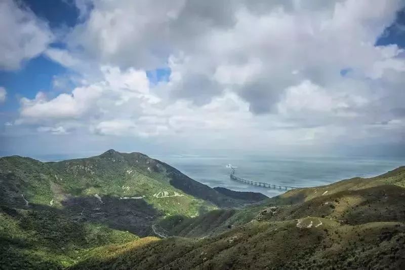 美景一覽無遺更可俯瞰翠綠的北大嶼山郊野公園遼闊的南中國海及宛若