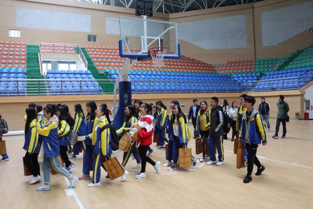 宜良县第一中学师生代表到云南经济管理学院参观交流