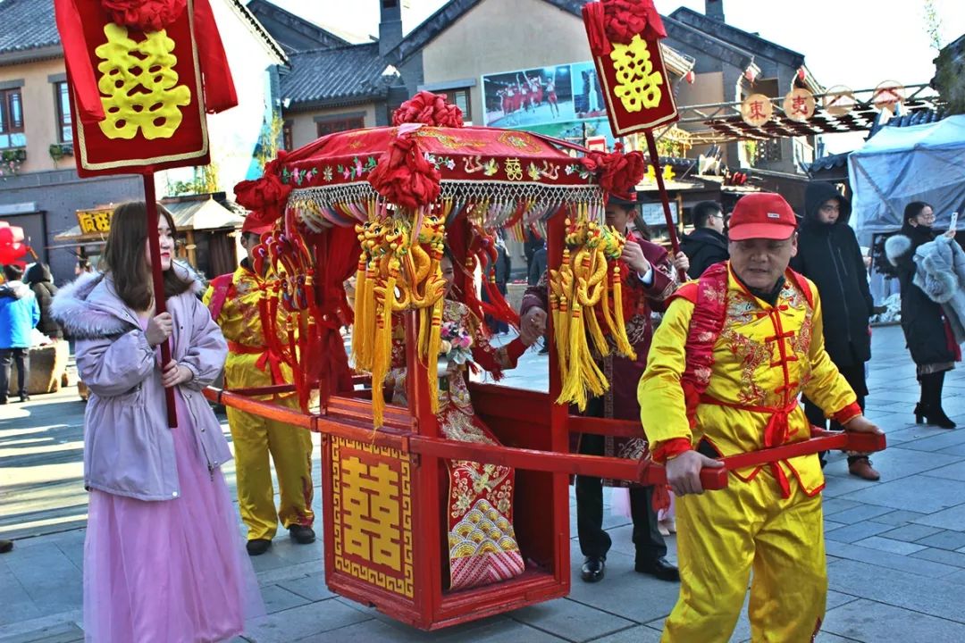 抬花轎坐花車舞獅子敲鑼打鼓日照人結婚真熱鬧啊