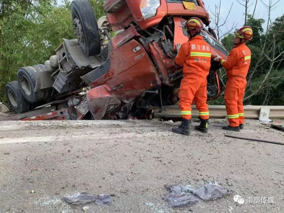 【视频】南部往蓬安县城方向发生车祸导致1人死亡!