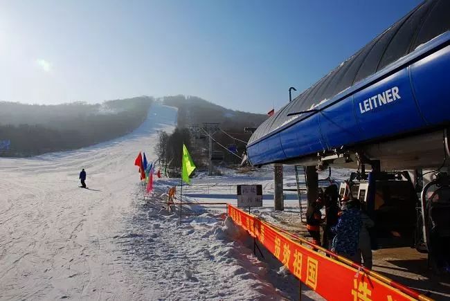 东风湖滑雪场图片