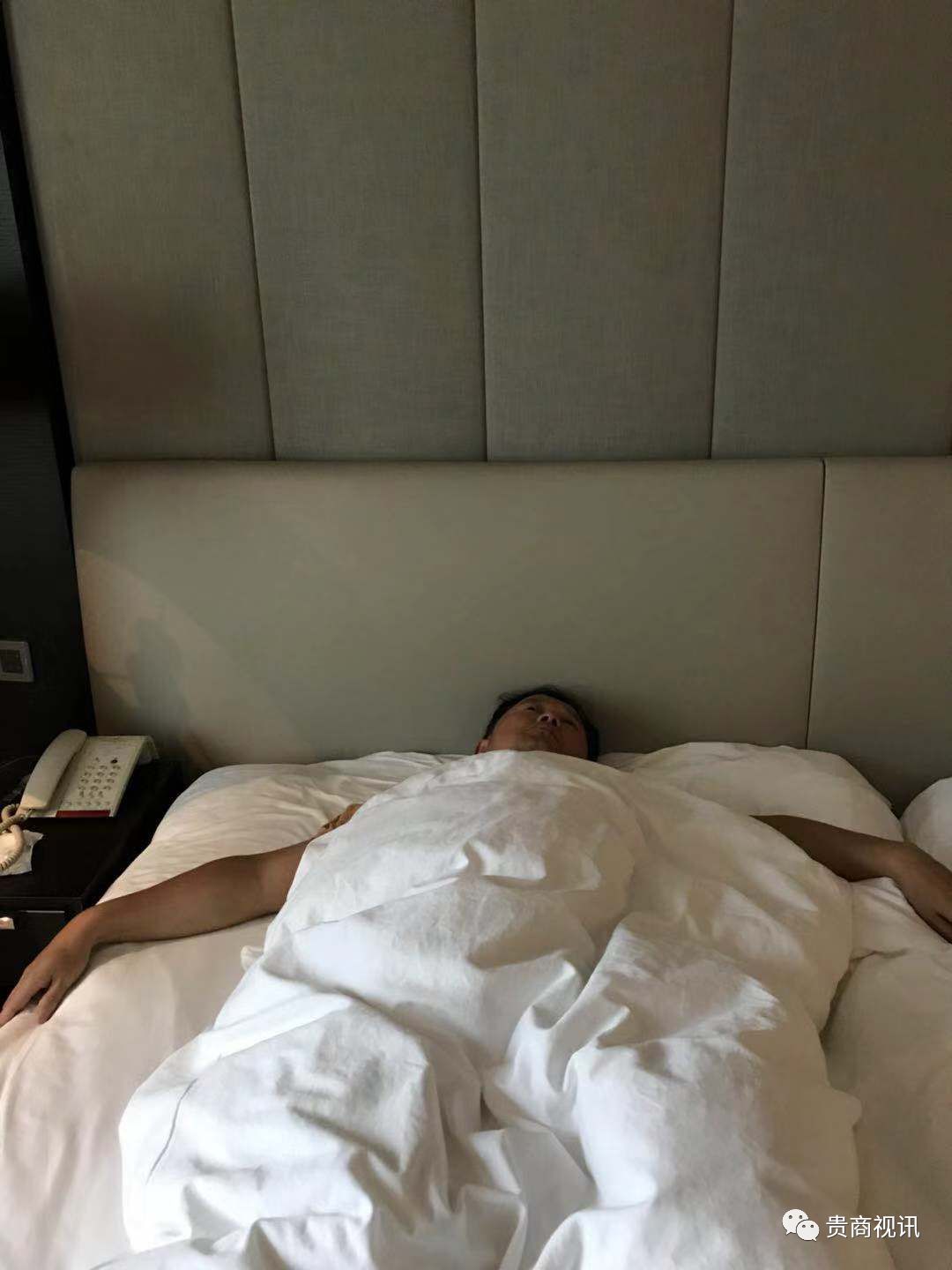 酒店睡觉背影图片图片