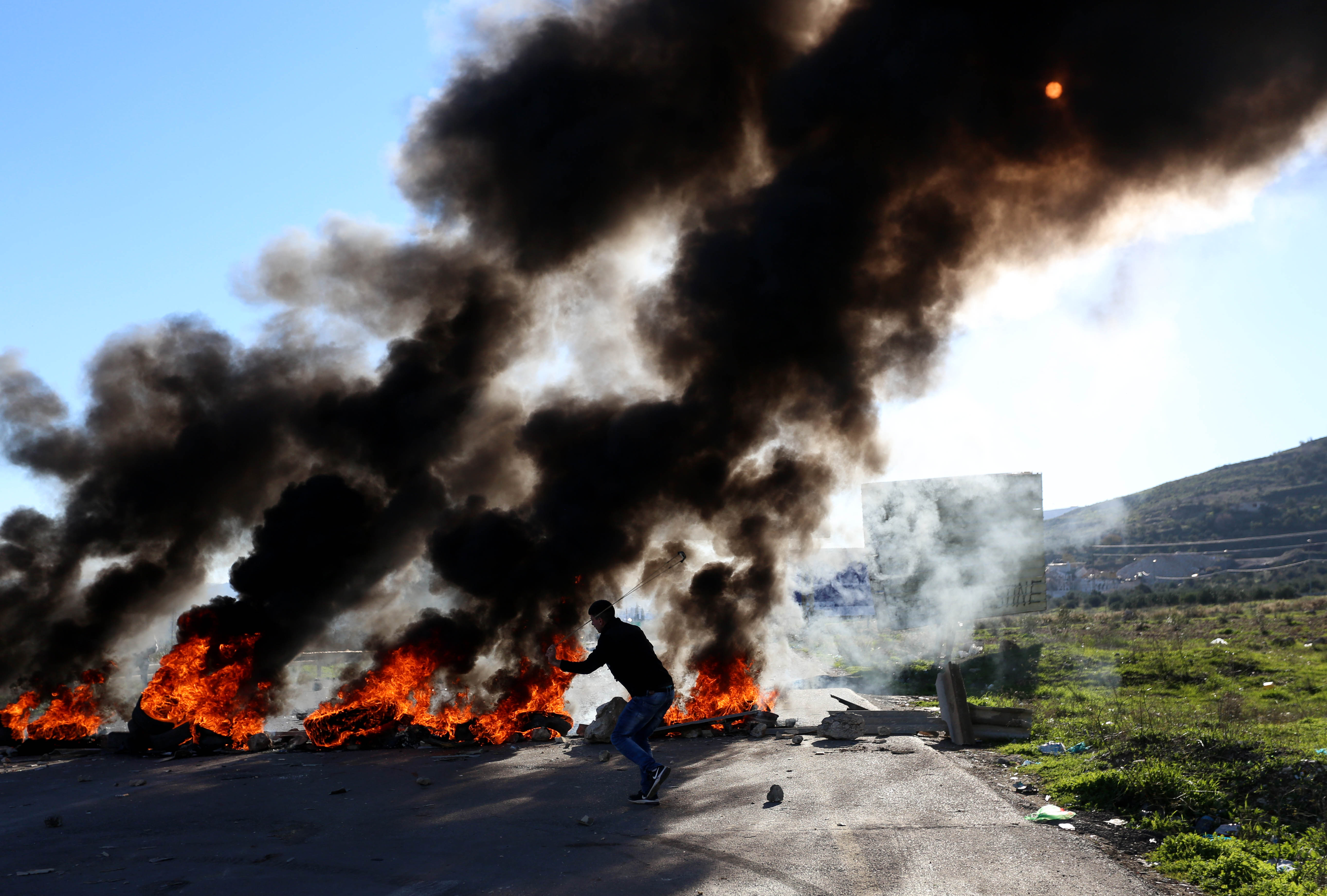 巴以冲突造成一名巴勒斯坦人死亡逾百人受伤