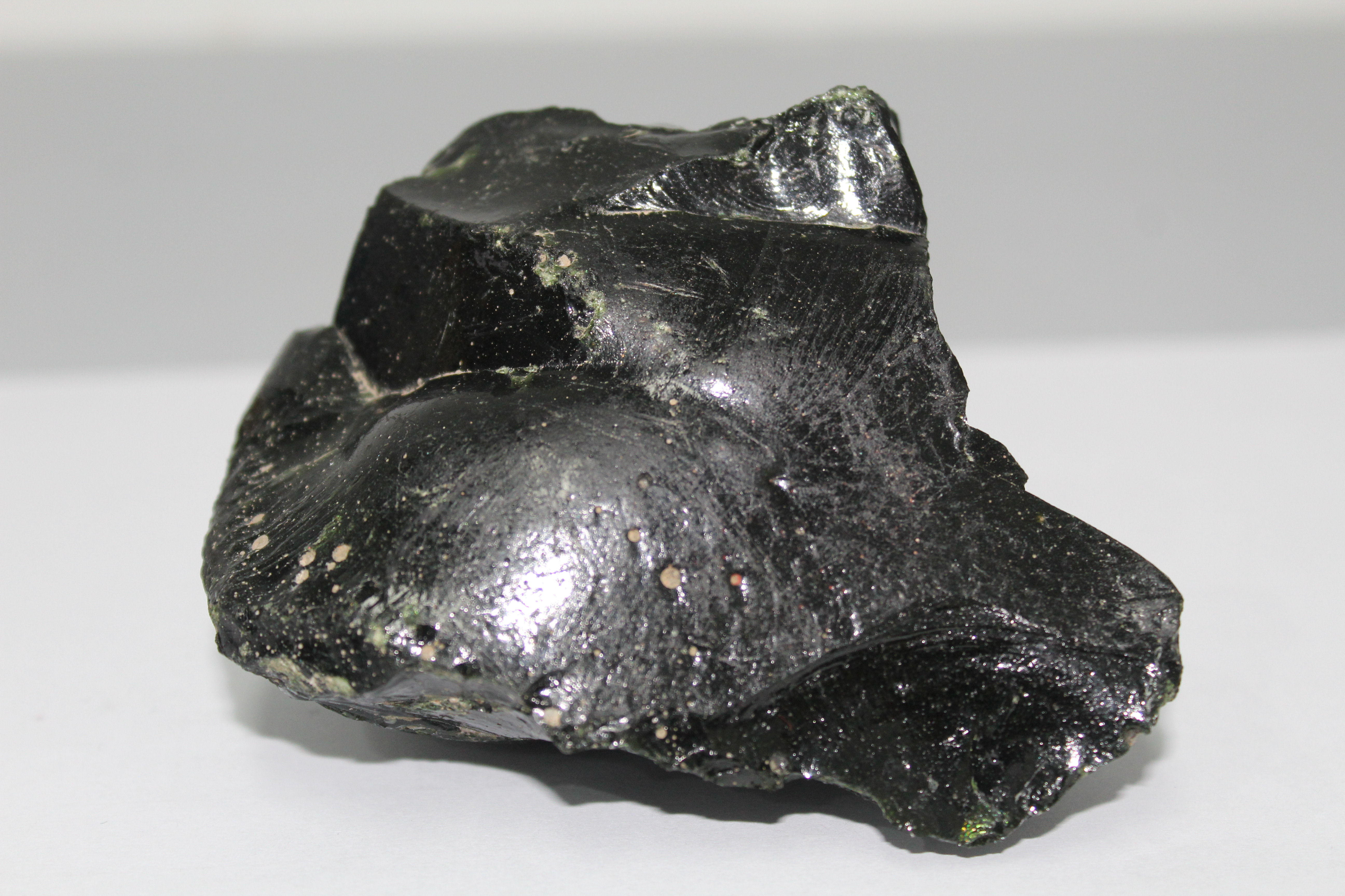其中玻璃陨石,也称为雷公墨,它是半透明的玻璃质体,有微弱磁性