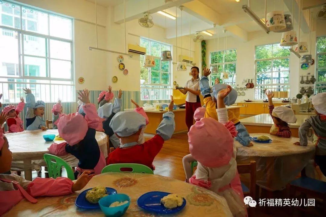 巧手萌廚乒乒乓乓露一手祈福精英幼兒園小班級烹飪活動