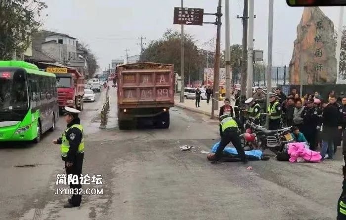 车祸昨日简阳东溪大道发生惨烈车祸一男子当场身亡