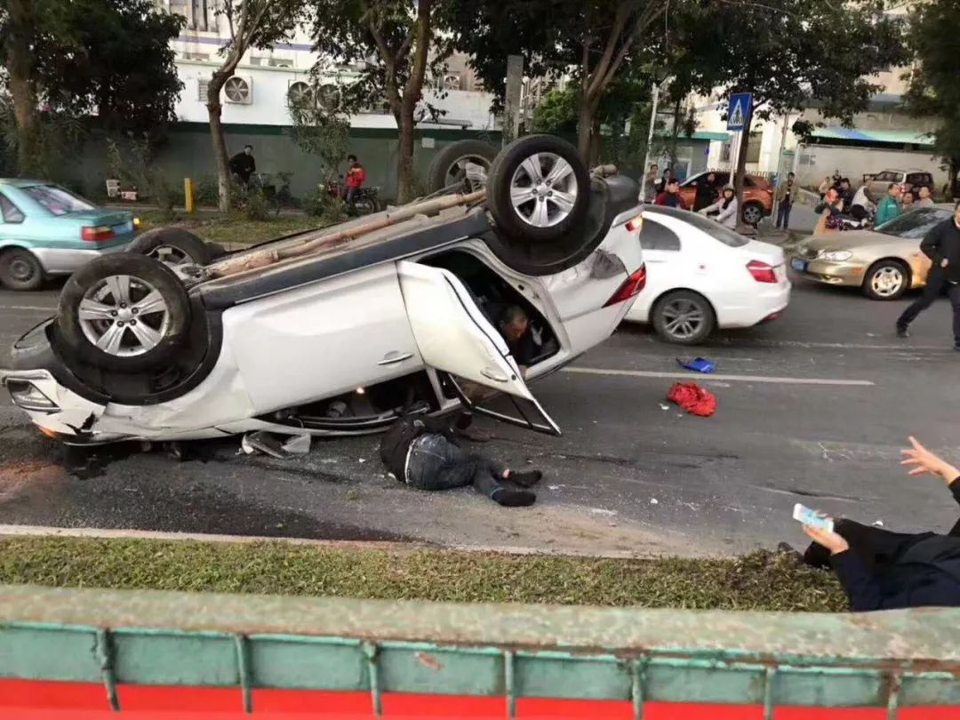 交警通報清溪北環路嚴重車禍造成1死2傷行車記錄拍下全過程