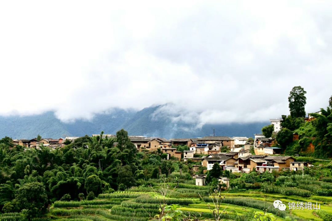 峨山:巍巍青山卧青龙