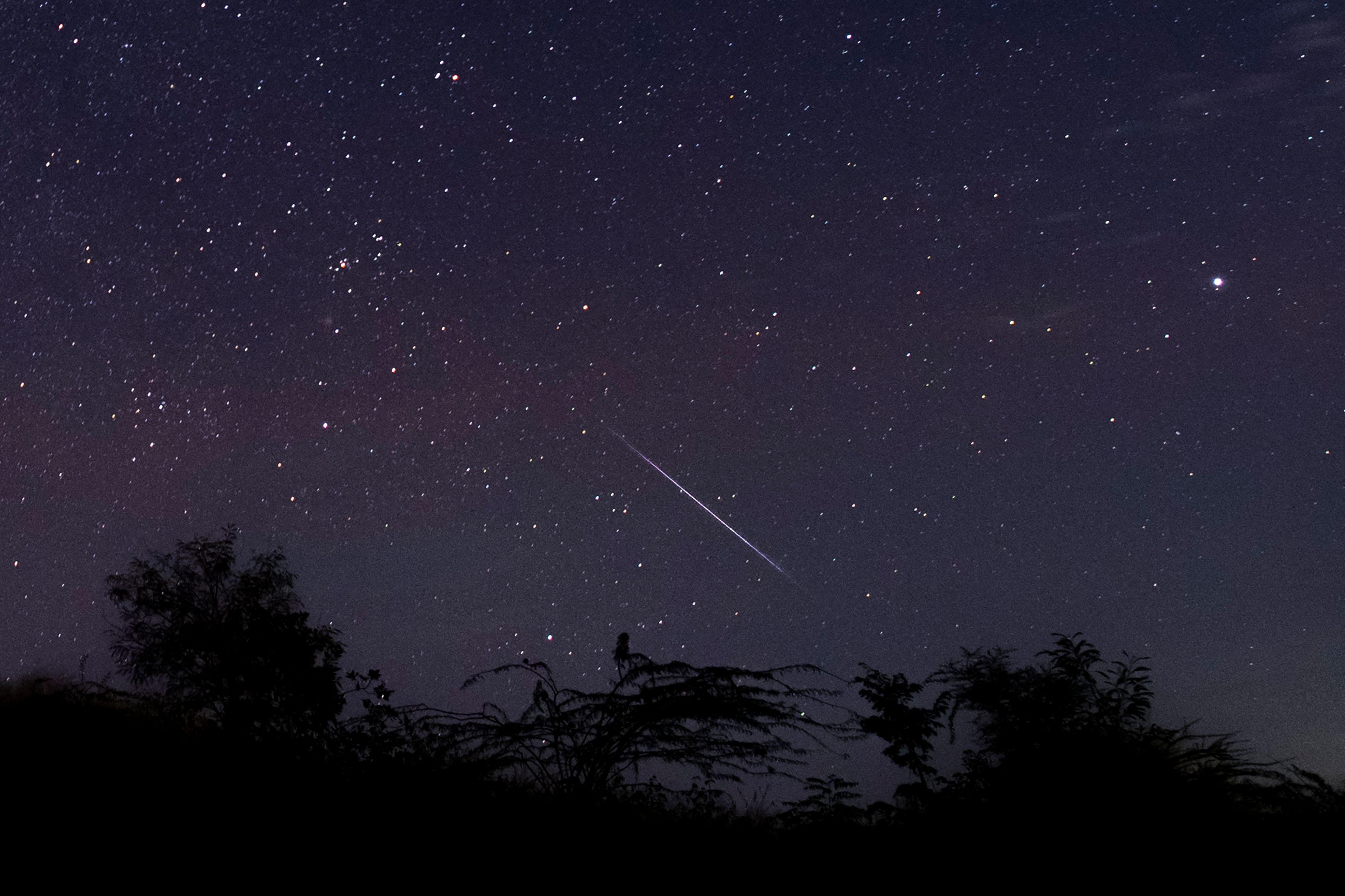 双子座流星雨绽放夜空