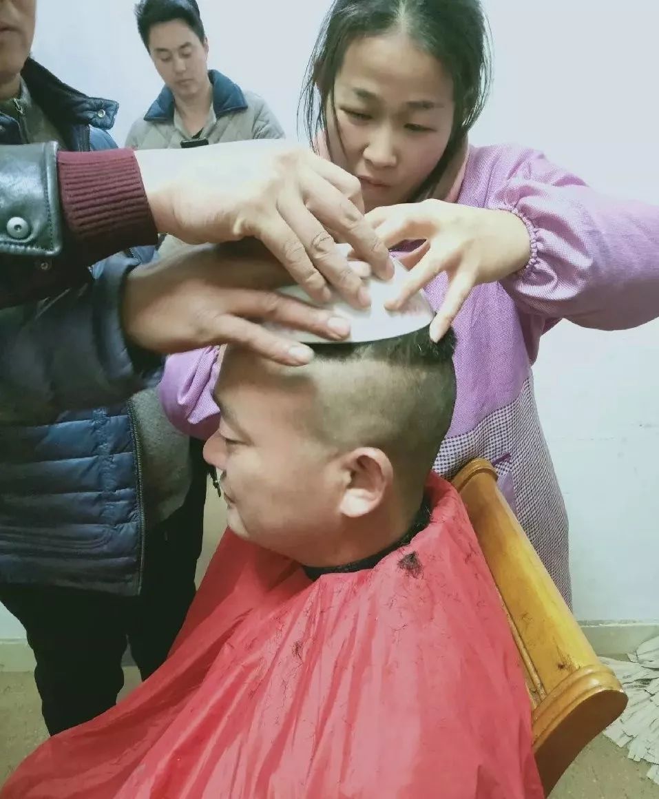 高手在民间——天台月客人用碗扑头顶剃出超酷发型!