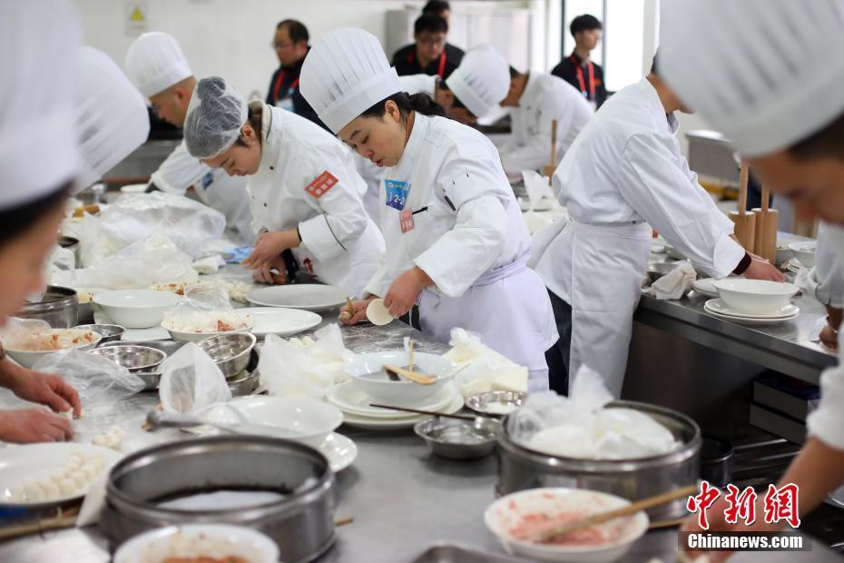 名大厨齐聚扬州大学,参加2018年江苏省高校后勤系统烹饪职业技能竞赛