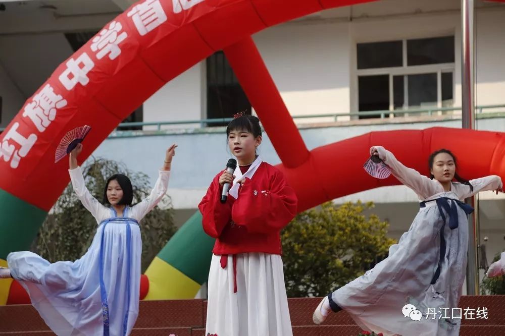 红旗中学举行首届红旗名师授牌仪式暨至品文化艺术展演活动