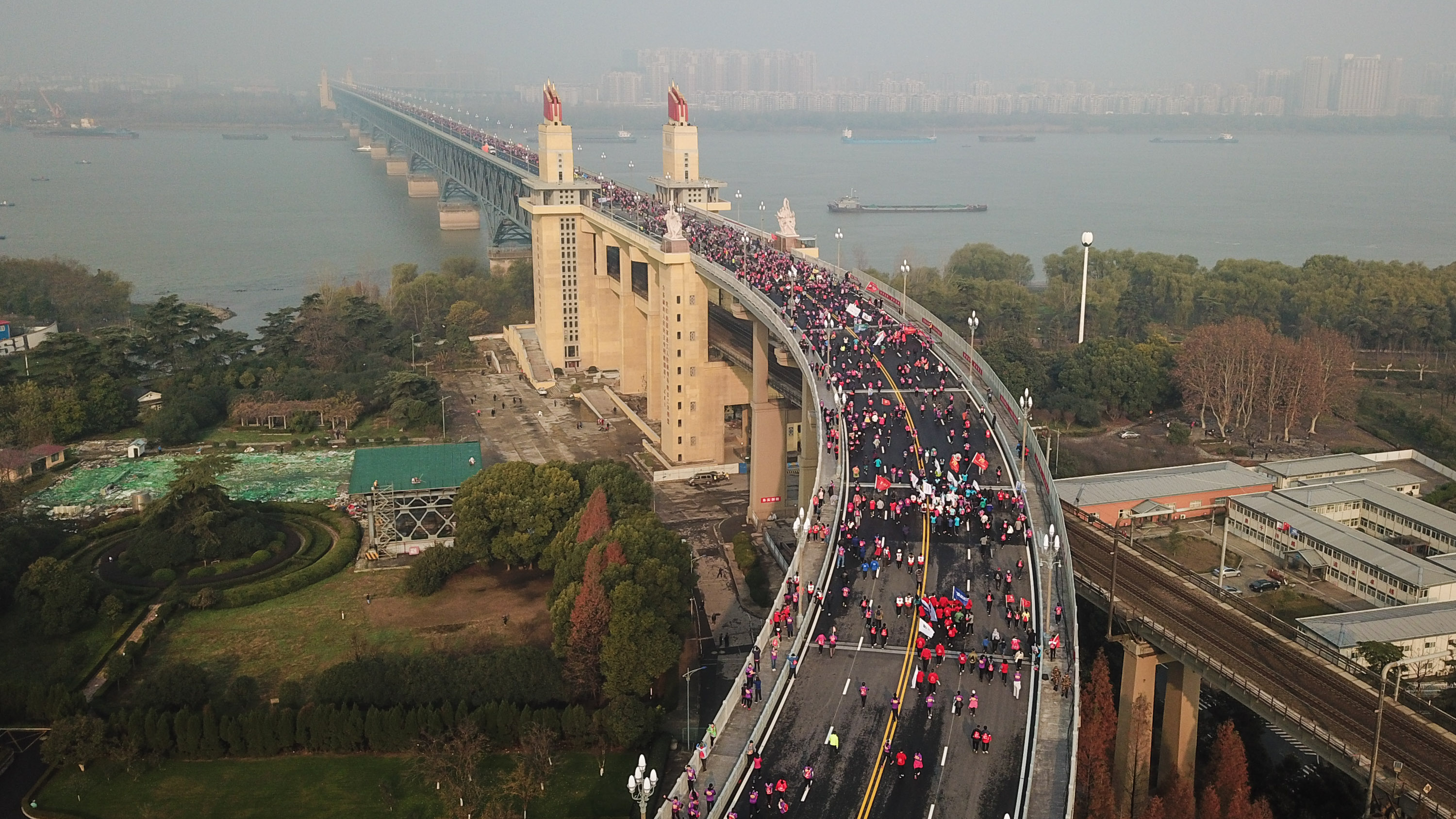 南京长江大桥通车50周年纪念跑鸣枪开跑