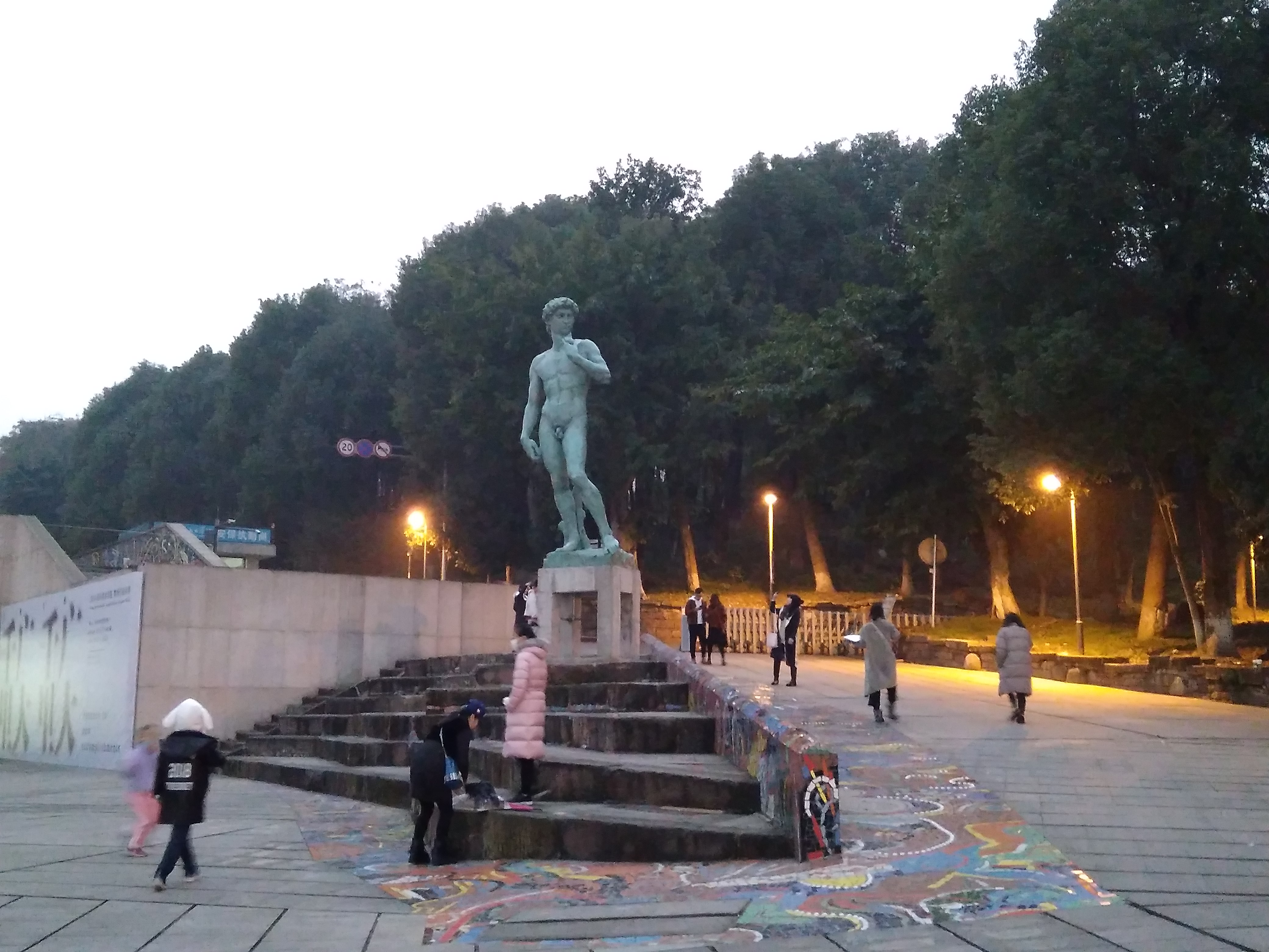 重庆现巨型大卫雕塑铜像高55米重12吨