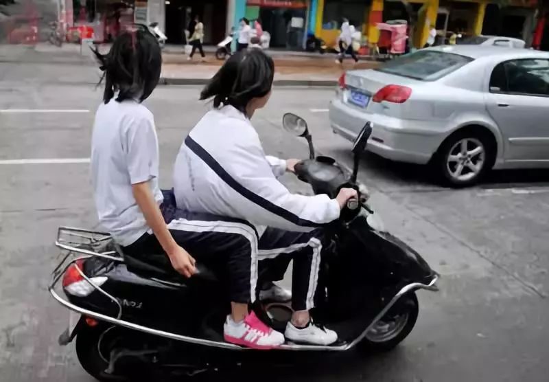 今日關注:化州中學生騎電動車上學是否合理?