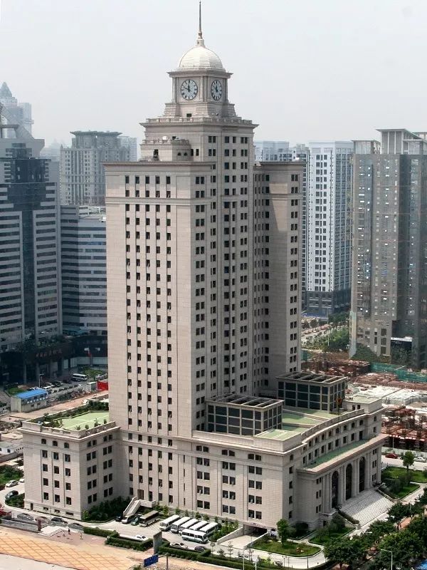 项目位于广州珠江新城中心地段的花城大道83号,大楼采用框剪式结构