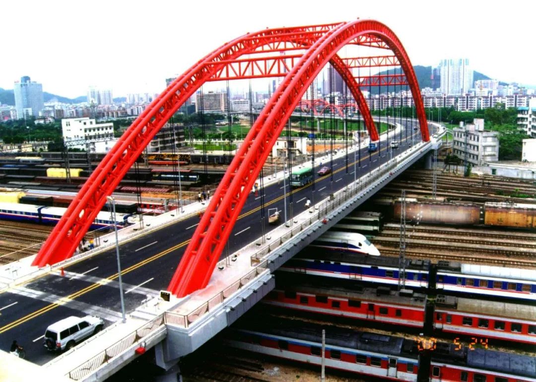 陈宜言介绍, 深圳桥梁设计和建设不断进行技术创新,不仅节约人力财力