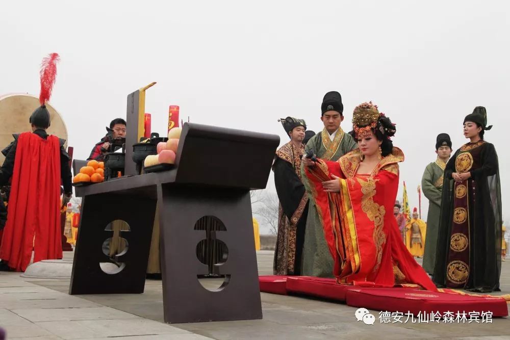 "祭天"即是古代的"郊祀"礼,是历代帝王禳灾祈福,在冬至日必须举行的一