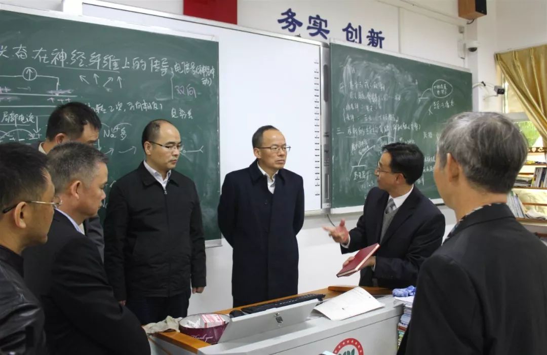 由深圳市委教育工委書記,市教育局局長張基宏帶隊,深圳市教育局副局長