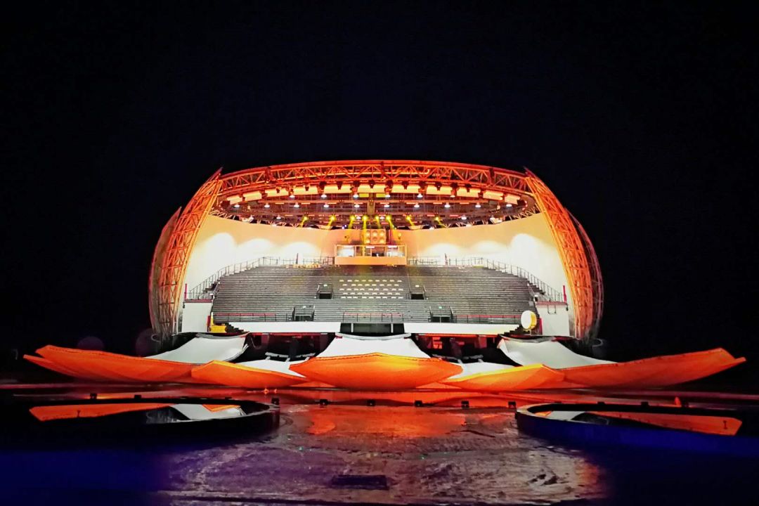 全球唯一的360°旋转可开合的水上莲花剧场,华丽绽放,展现一花一世界