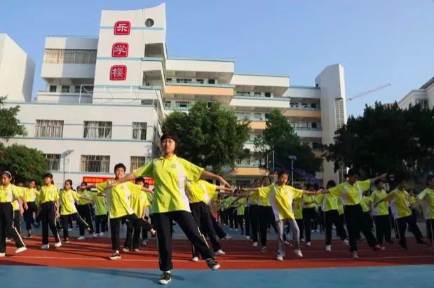 柳州市第二十五中学马鹿山小学前身为牛车坪小学,创立于1952年,1992年