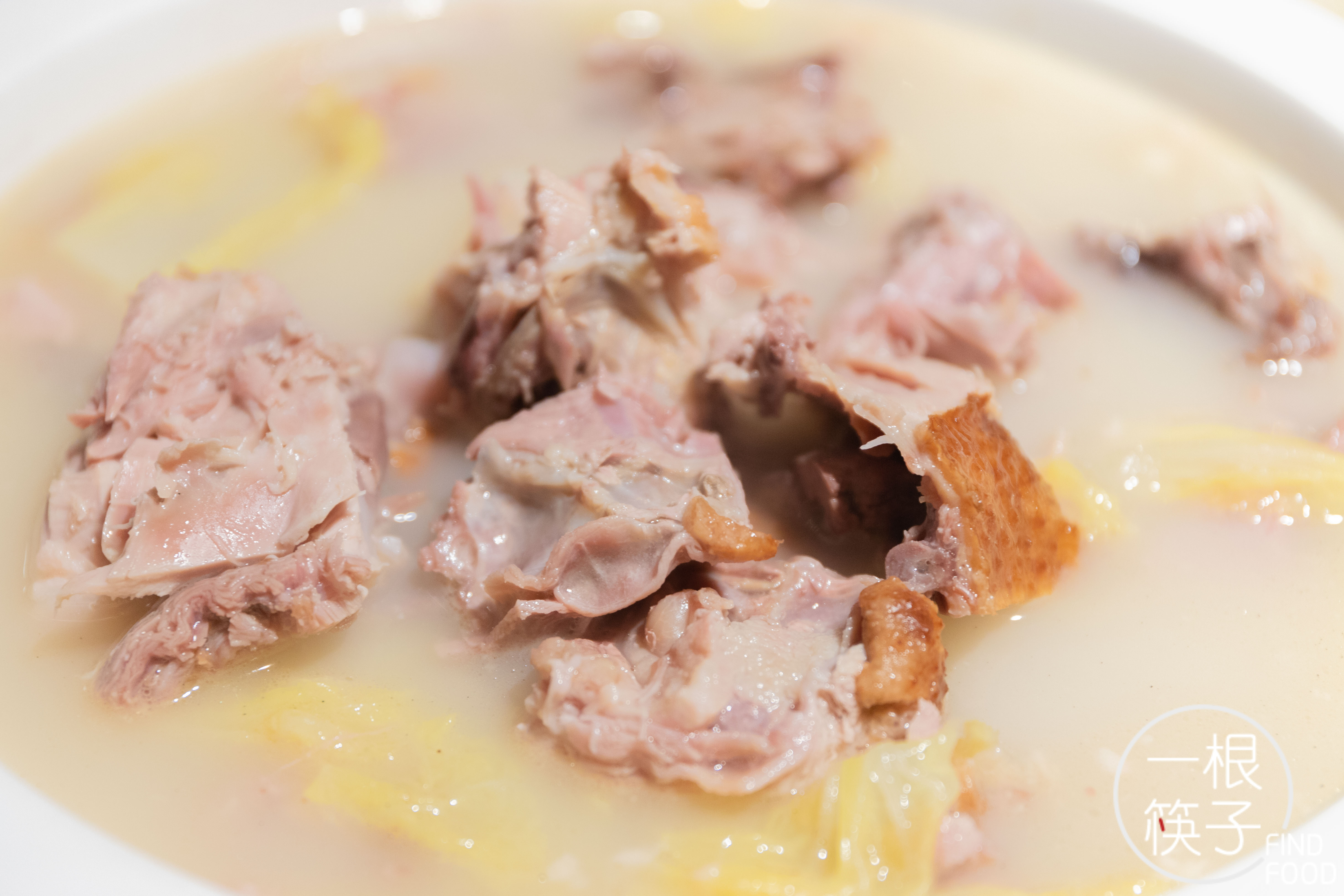 经过烤制后的鸭子,入汤炖煮后产生的那种美味让人难以抗拒,尤其是鸭肉