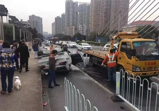 广州绕城高速车祸图片