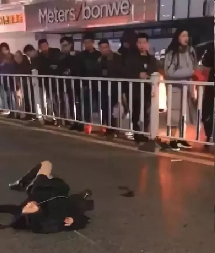 一男一女摩托车车祸图片