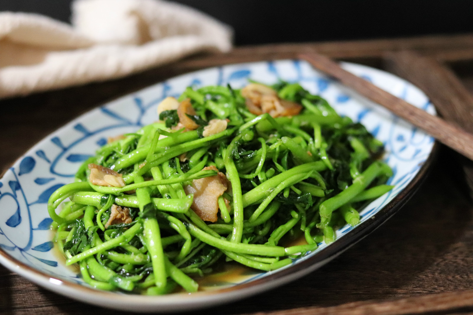 食材:西洋菜一把,猪油渣适量,蒜头半头,食用油少许,盐少许