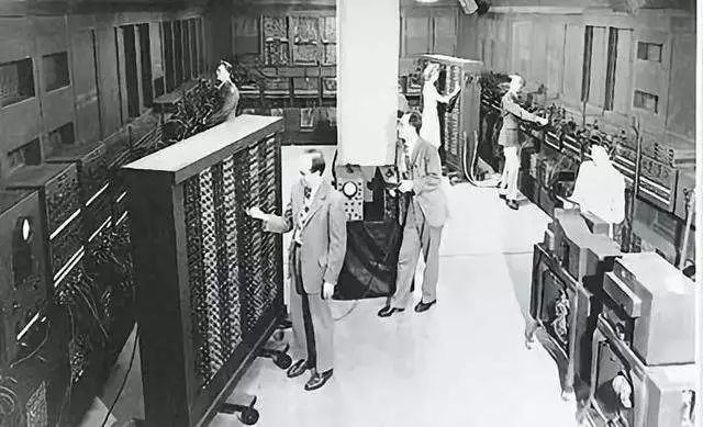 世界上第一台电子计算机(eniac)于1946年2月14日在美国宾夕法尼亚大学