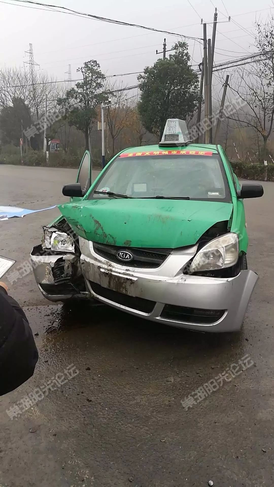 現場視頻巢湖夏閣茶廠電廠路等發生車禍有人受傷有的被困有的車翻了