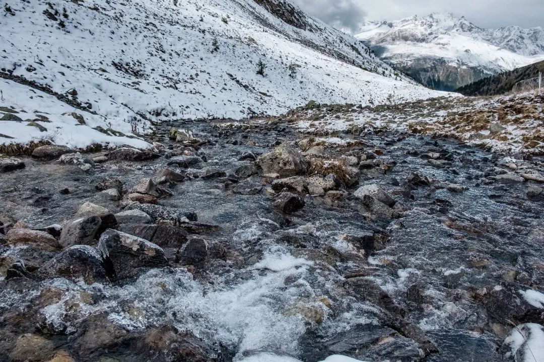 融雪成溪,溪水清冽甘甜