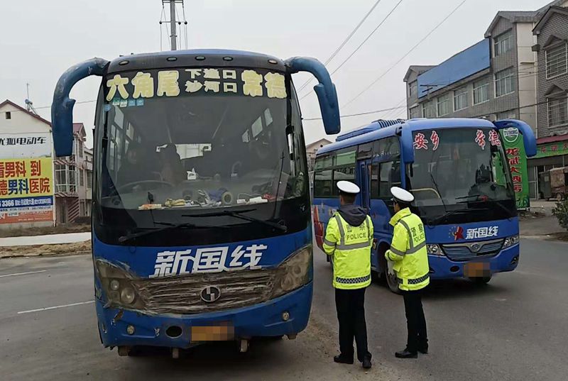 常德柳葉湖交警:客車超載3人罰款500記6分