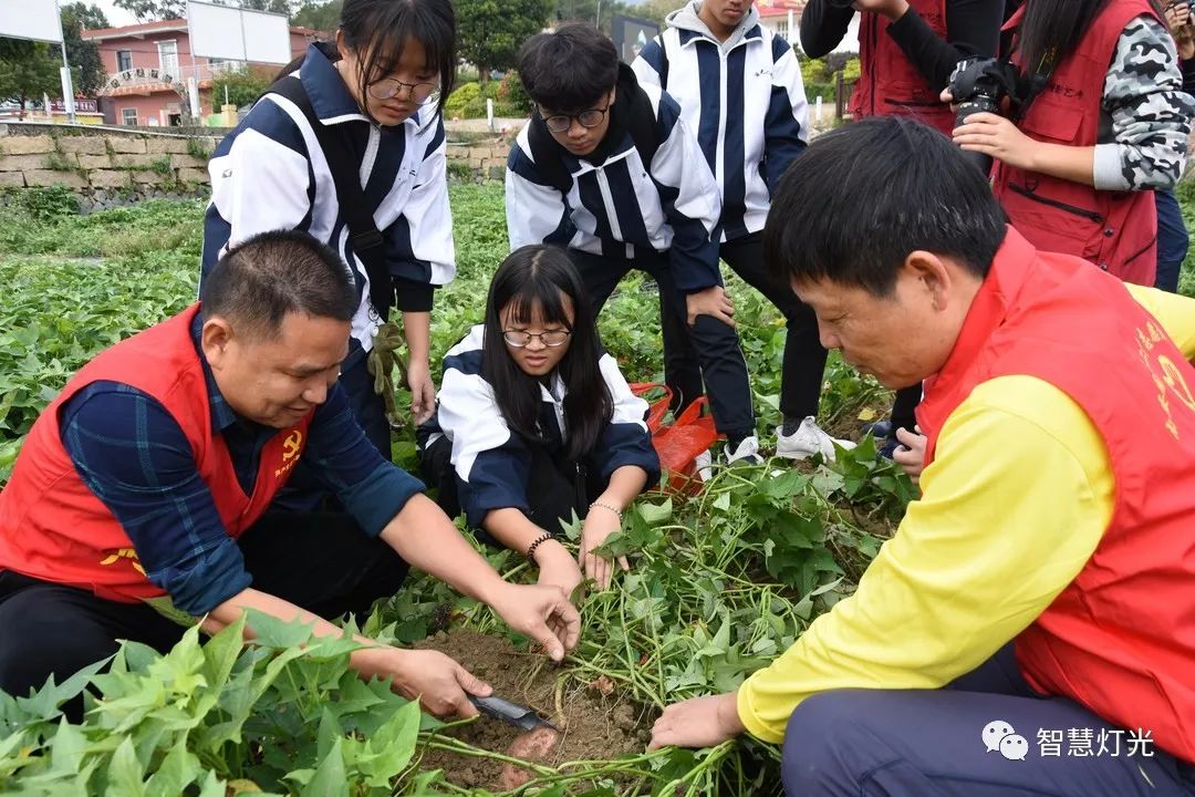 灯光村党支部书记黄江川带领党员志愿者服务队与国光二中师生志愿者