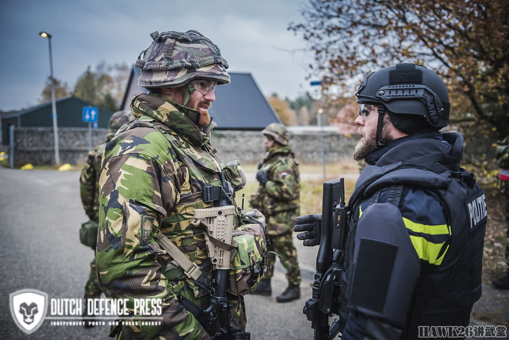 荷兰预备役军人与警方联合演习戏精集体出动百般刁难
