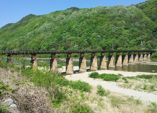 从韩国通往朝鲜金刚山的道路