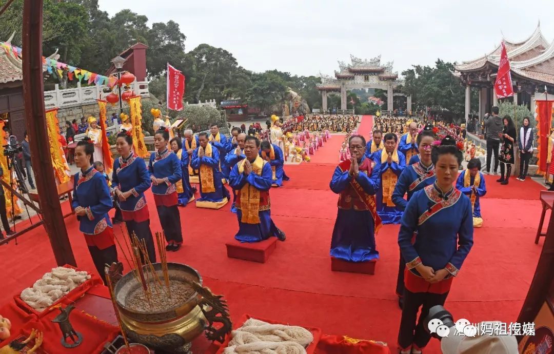 祭典儀式結束後,祖廟董事長林金贊與後厝龍鳳宮主委陳超明互贈紀念品