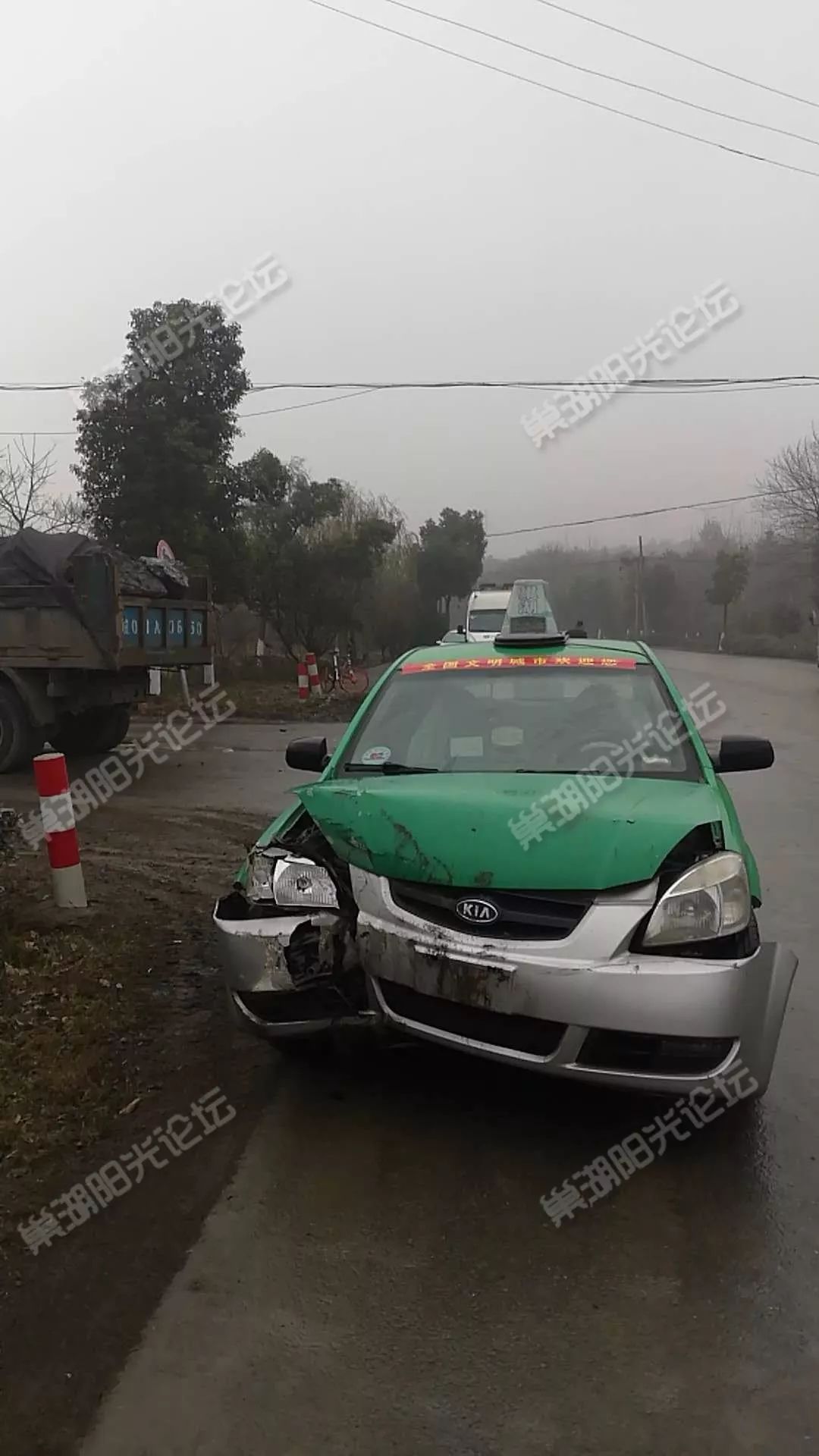 現場視頻巢湖夏閣茶廠電廠路等發生車禍有人受傷有的被困有的車翻了