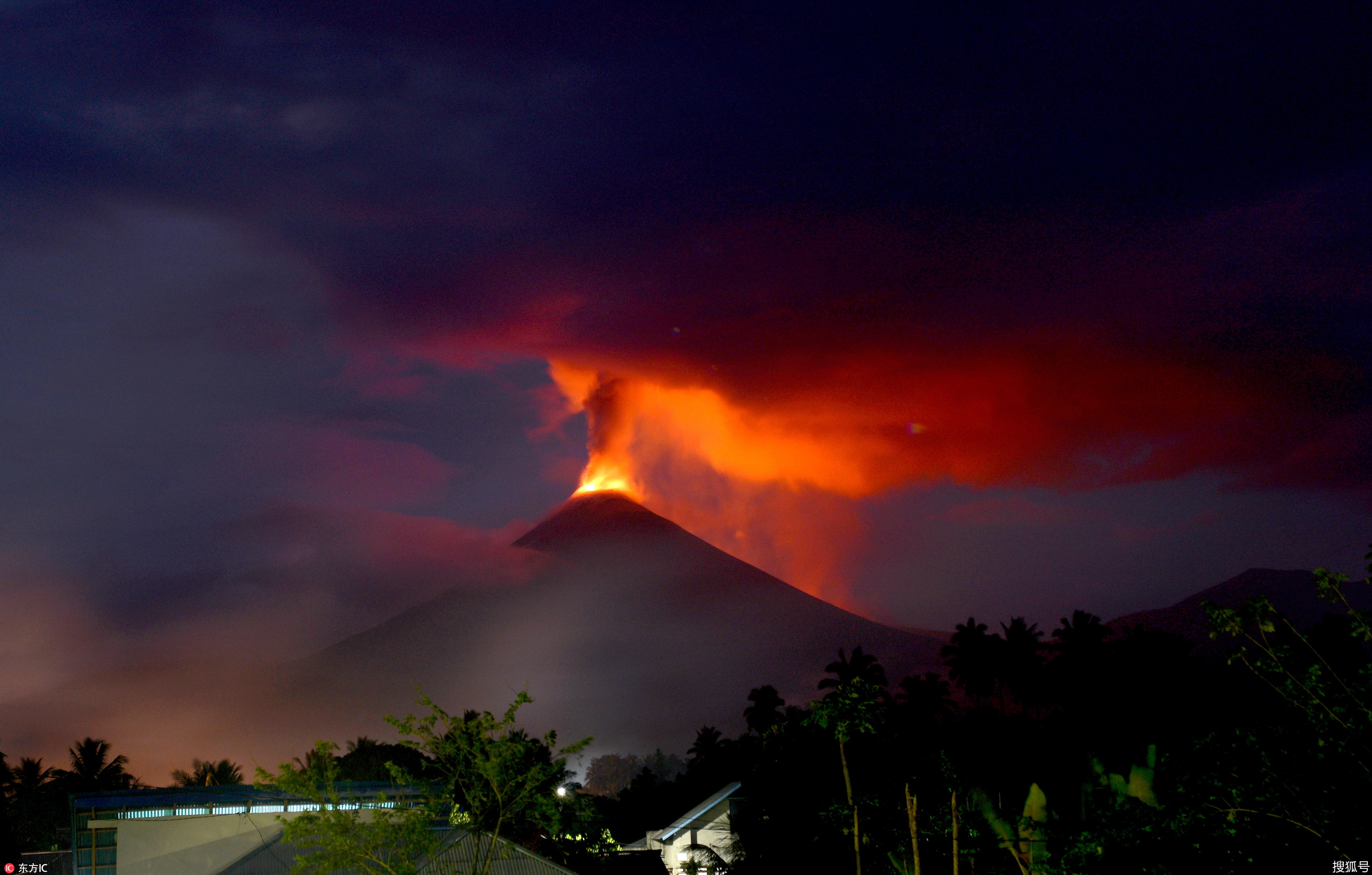 印尼火山喷发 火山灰超7000米民众戴口罩躲避