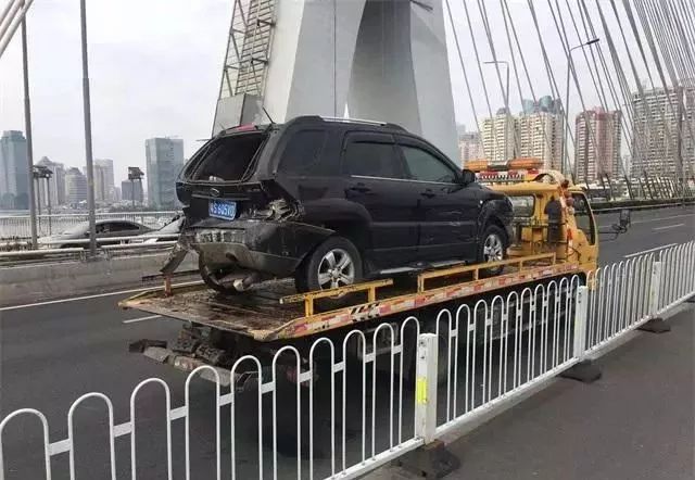 廣州海印大橋突發車禍兩車相撞損毀嚴重無辜路人受傷