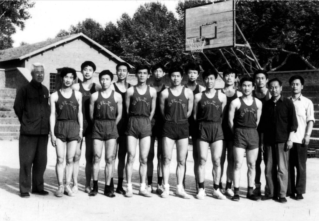 80年代校男子篮球队是陕西高校的一支劲旅今日校男子篮球队已进入全国