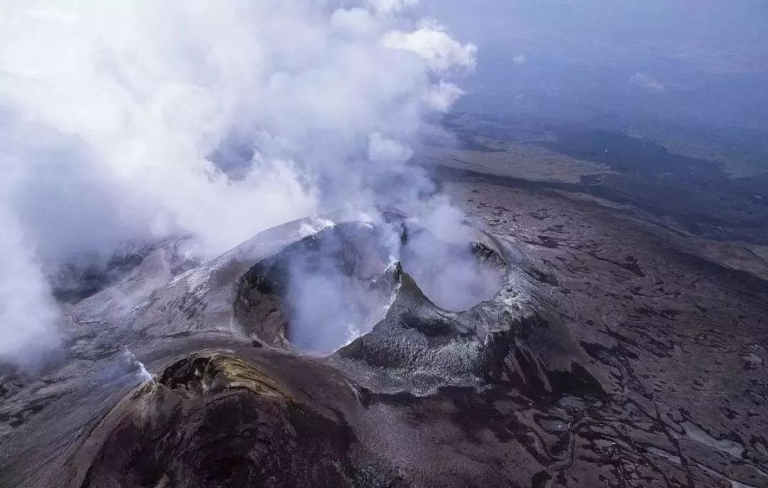 埃特纳火山是一座复合型火山每年都会有小规模的喷发持续几十分钟幸运