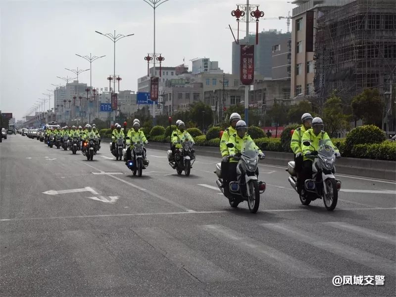 随后,张广贤宣布誓师大会巡游活动开始,公安交警部门警用摩托车,汽车