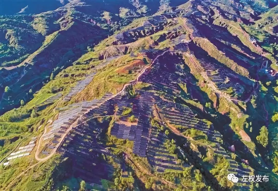 左權縣連壁村紅沙坡變成光伏山.